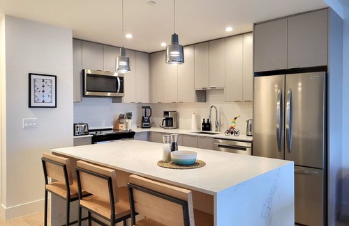 Revelstoke Condo | Cozy Sunset | Amazing views | Private hottub