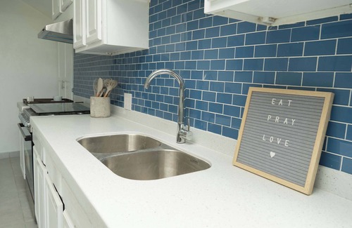 Discovery Bay Apartment | Cozy Waterfront Stay | Balcony | Fire Pit | Gazebo