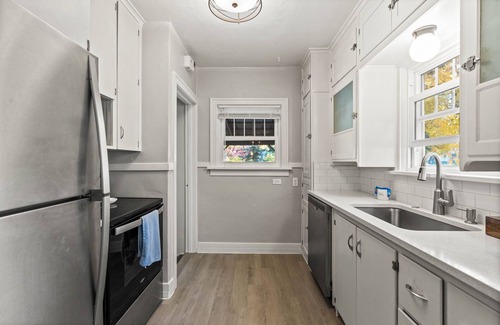 Rockwood House | Cozy three bedroom house on quiet wooded street