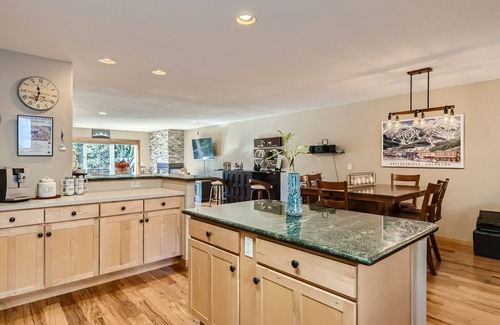 Warrior's Mark House | Cozy Three Bedroom Townhome. Minutes to Town and Slopes, Mountain Views