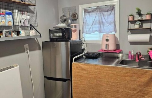 Elmore Park Cabin | Cozy tiny home in enchanting Memphis with AC, WiFi on an acre of land very quiet