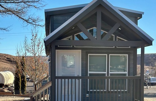 Page Cabin | Cozy Tiny Home King Room #13A