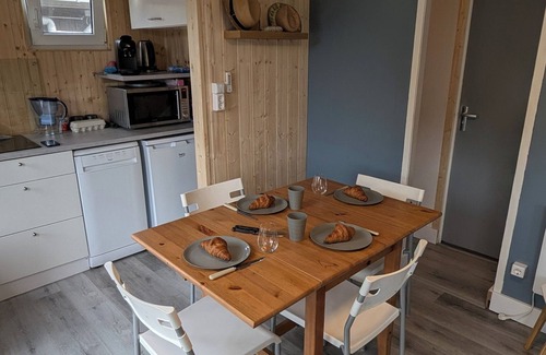 Klemskerke Ski Chalet | Cozy Tiny House (4p) near the sea | Quiet mini camping De Haan
