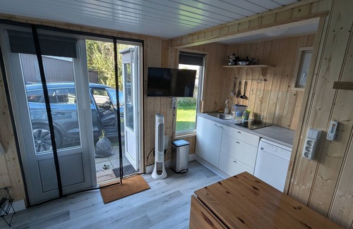 Klemskerke Ski Chalet | Cozy Tiny House (4p) near the sea | Quiet mini camping De Haan