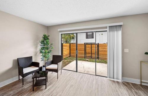 University Apartment | Cozy Townhouse - Gym Pool Golf Fast WiFi 2B2B