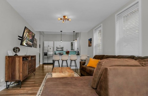 North Center Apartment | Cozy Train Vibes + Rare Parking x3