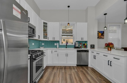 North Center Apartment | Cozy Train Vibes + Rare Parking x3