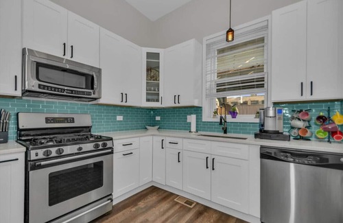 North Center Apartment | Cozy Train Vibes + Rare Parking x3