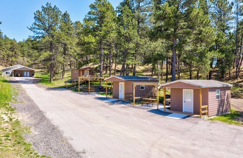 Crook County Cabin | Cozy twin and full bed cabin complete with WiFi, fitness room in superb Aladdin