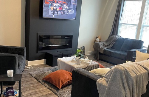 Naruna House | Cozy two bed room Townhome right down the street from Liberty University.