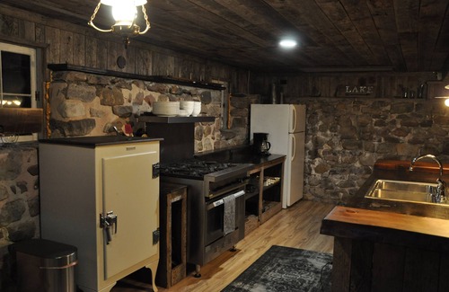 Cleveland Cabin | Cozy up in this rustic Stone Lodge and relax by the fireplace