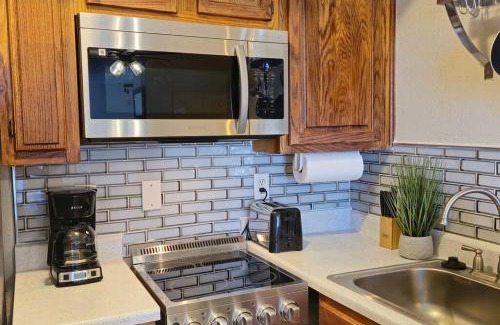 Oklahoma City Apartment | Cozy Updated Cove of Heaven, 5mins to Lake Hefner!