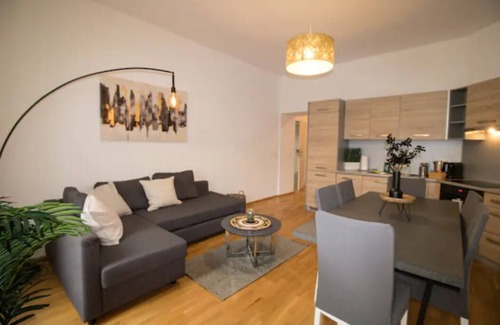 Funfhaus Apartment | Cozy Urban Nest | LF16