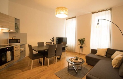 Funfhaus Apartment | Cozy Urban Nest | LF16
