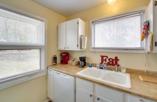 Tanglewood Estates Cabin | Cozy Lake Cabin w/Dock in Hot Springs Nat'l Park