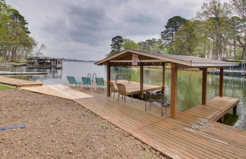 Tanglewood Estates Cabin | Cozy Lake Cabin w/Dock in Hot Springs Nat'l Park