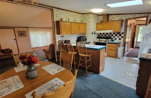 Gladwin House | cozy vacation home with fantastic Lake access!
