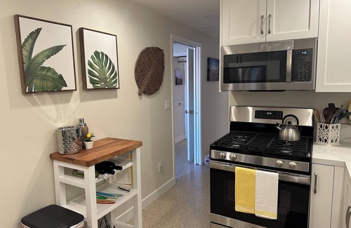 Pierpont Bay House | Cozy Ventura Beach Cottage. 1 Bedroom, sleeps 4, Wifi, Jacuzzi, steps from sand.