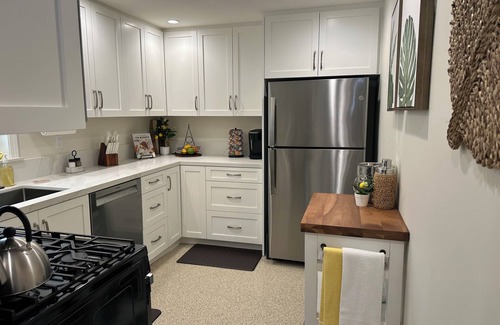 Pierpont Bay House | Cozy Ventura Beach Cottage. 1 Bedroom, sleeps 4, Wifi, Jacuzzi, steps from sand.