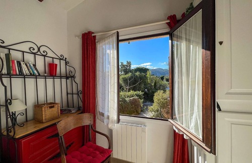 Santa Giulia House | Cozy Villa 4 Rooms, 80m from Santa-Giulia Beach, BBQ, A/C, Parking, Sleeps 5
