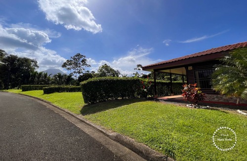 La Fortuna Cabin | Cozy villa surrounded by nature with AC & pool