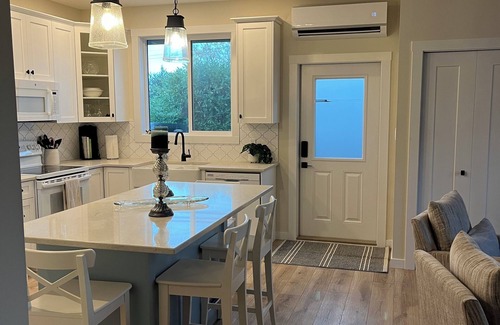 Regional District of Nanaimo Apartment | Cozy Village Nest - Walk to Beach, Pub and Restaurants - King Bed + Fireplace