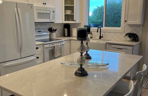 Regional District of Nanaimo Apartment | Cozy Village Nest - Walk to Beach, Pub and Restaurants - King Bed + Fireplace