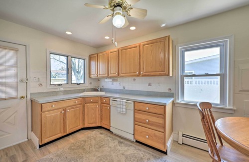 Villas Cottage | Cozy Villas Cottage w/Deck, 1/2 Block to Beach!
