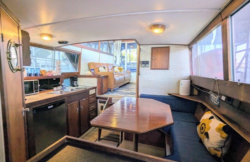 Downtown Knoxville Boat Rental | Cozy Vintage Yacht - Walk to Neyland +Free Parking