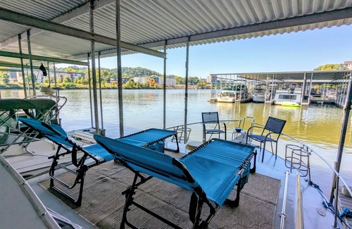 Downtown Knoxville Boat Rental | Cozy Vintage Yacht - Walk to Neyland +Free Parking