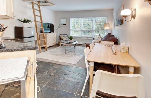 Whistler Creekside House | Cozy Whistler Retreat 2bd loft, ski/bike in/out steps to gondola!
