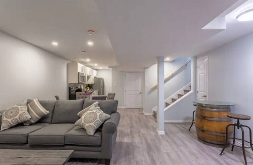 Niagara-on-the-Lake House | Cozy Wine Chateau-Niagara on the lake W/Fire table