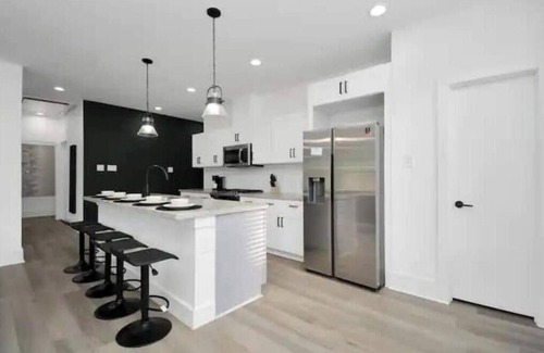 Northside Apartment | Cozy Winter themed 2bdr Apt near Downtown!nn
