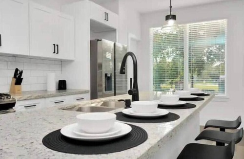 Northside Apartment | Cozy Winter themed 2bdr Apt near Downtown!nn