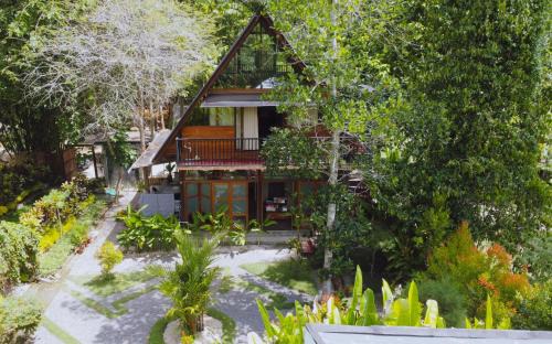 Kuta Ski Chalet | Cozy Wooden House with Attic