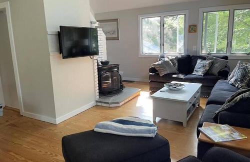 Charlestown House | Cozy yet spacious beach home - minutes from Charlestown beaches, BeachPass incl.