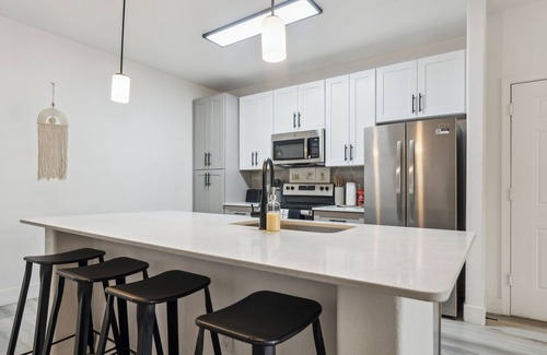 Glendale Sports and Entertainment District Apartment | CozySuites Glendale - Westgate with pool! 07