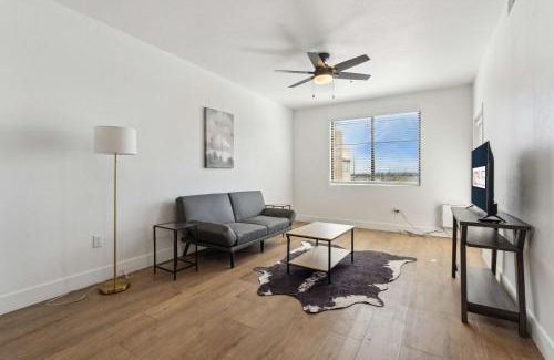 Glendale Sports and Entertainment District Apartment | CozySuites Glendale - Westgate with pool 05