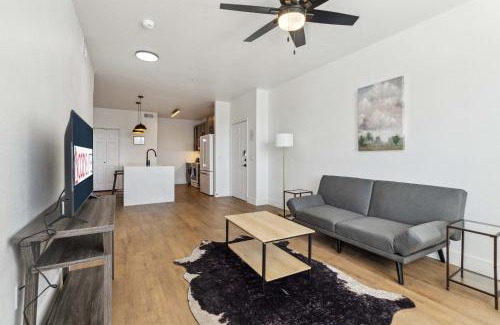 Glendale Sports and Entertainment District Apartment | CozySuites Glendale - Westgate with pool 05