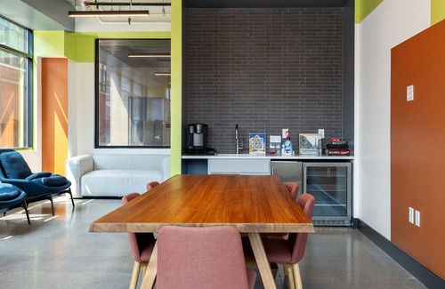 Lockerbie Square Apartment | CozySuites Mass with parking, lounge and roof deck 12