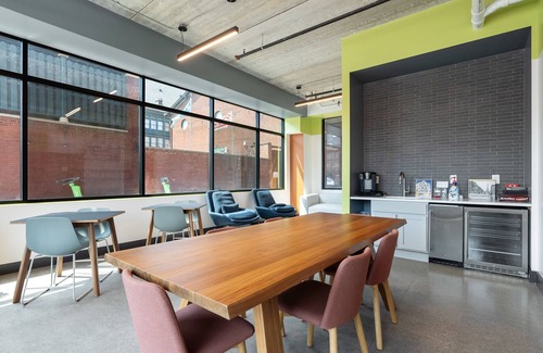 Lockerbie Square Apartment | CozySuites Mass with parking, lounge and roof deck 17