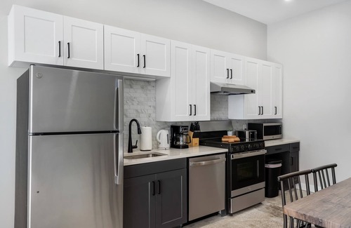 Downtown Cincinnati Apartment | CozySuites Modern 3BR | OTR District #17