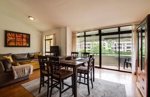 Santa Ana Apartment | CR MARIPOSA RENTALS lakeview, spacious penthouse with office, pool, gym, Jacuzzi