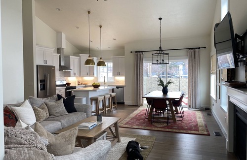 Murray House | Craftsman Home in ideal Location~nNear Shops and Mountains!nPet Friendly!