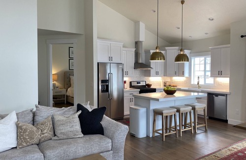 Murray House | Craftsman Home in ideal Location~nNear Shops and Mountains!nPet Friendly!