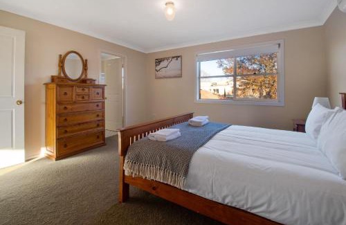 Wagga Wagga Apartment | Crampton Comforts - Walk to CBD, Cosy & Homely