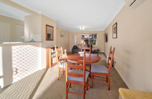 Wagga Wagga Apartment | Crampton Comforts - Walk to CBD, Cosy & Homely