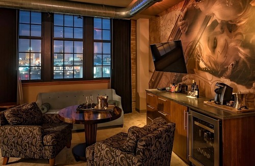 Fifth Ward Hotel | Cream Studio at The Iron Horse Hotel, Pets Allowed, Near Discovery World