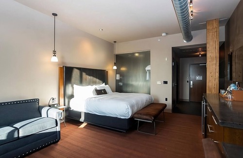 Fifth Ward Hotel | Cream Studio at The Iron Horse Hotel, Pets Allowed, Near Discovery World