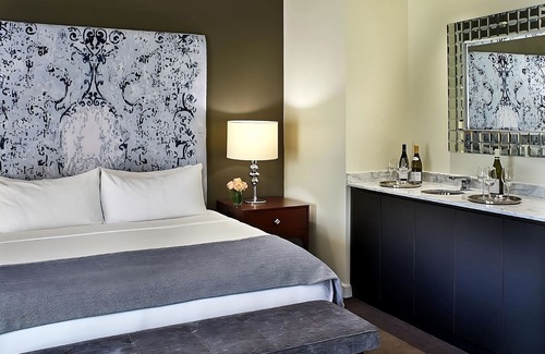 West Plaza Hotel | Create Memories w/Fun-filled Adventures at this Paradise! Pool, Pets Allowed